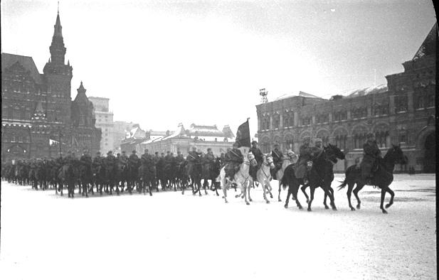 Где проходил парад в ноябре 1941. Парад 1941 года на красной площади. Парад на красной площади 7 ноября 1941 года. Битва за Москву парад в Москве 7 ноября 1941 г. Буденный на параде 1941.